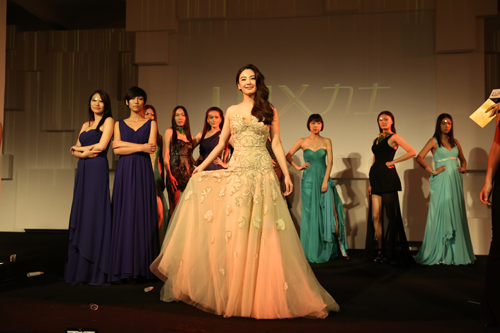 LUX力士携手明星张雨绮，在时尚之都上海，开启