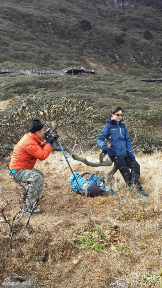 汪峰登顶苍山摆出各种帅气造型 上不了头条的汪峰
