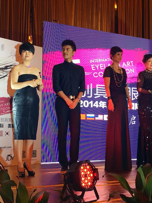 汤舒喆亮相国际艺术大赛开幕式  开启时尚之旅