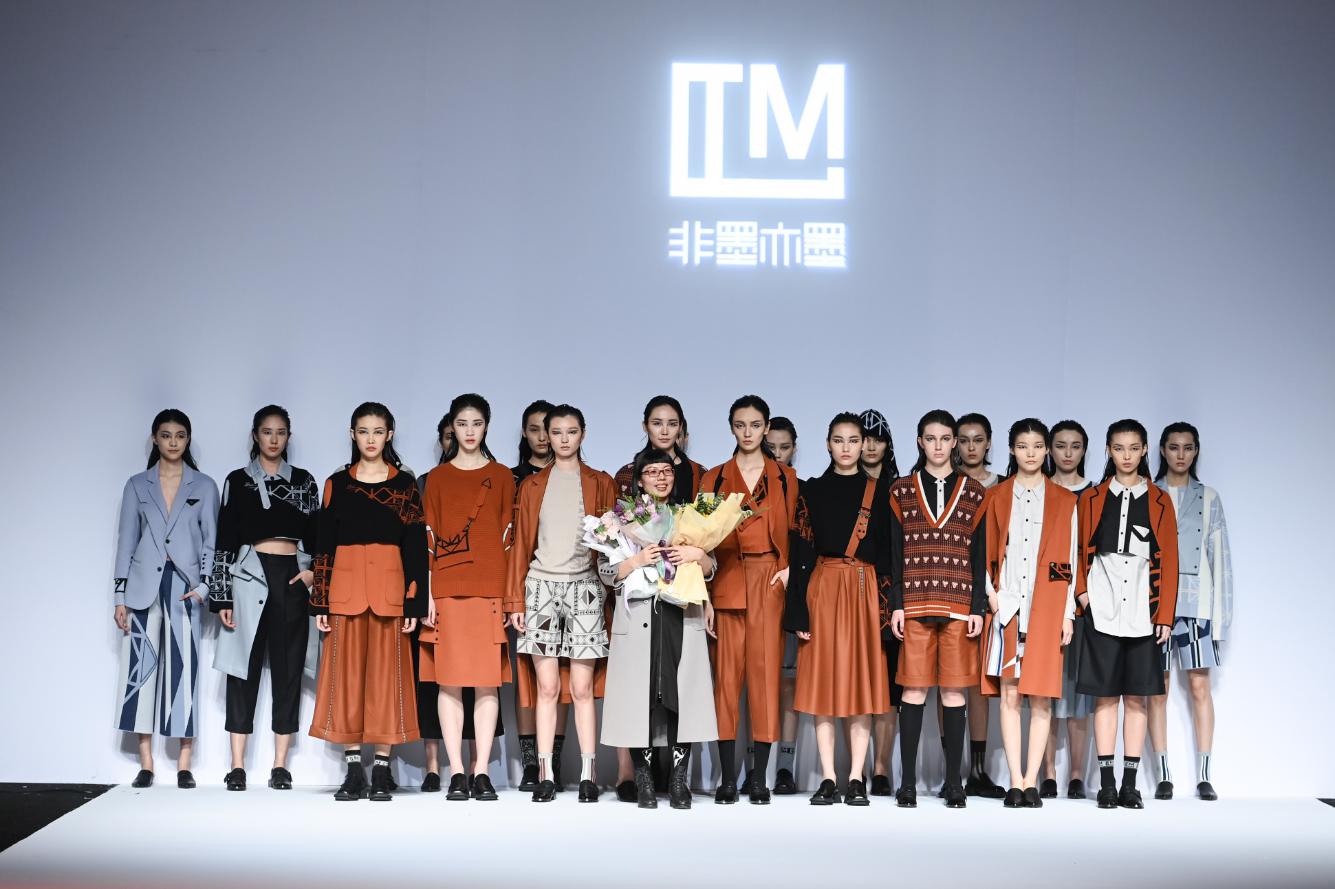 中国国际时装周，非墨亦墨2021秋冬“不鼓自鸣·敦煌”系列 
