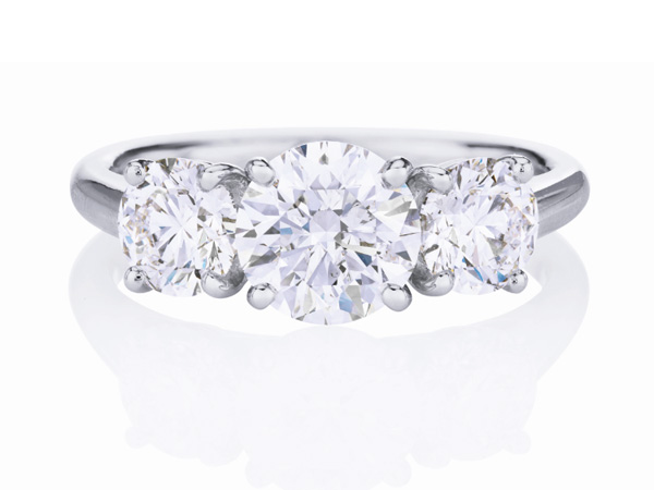 <a target='_blank' style='color: #666666;' href='http://brand.fengsung.com/debeersdiamondjewellers/' >戴比尔斯钻石珠宝</a>璀璨钻饰闪耀2014婚礼季