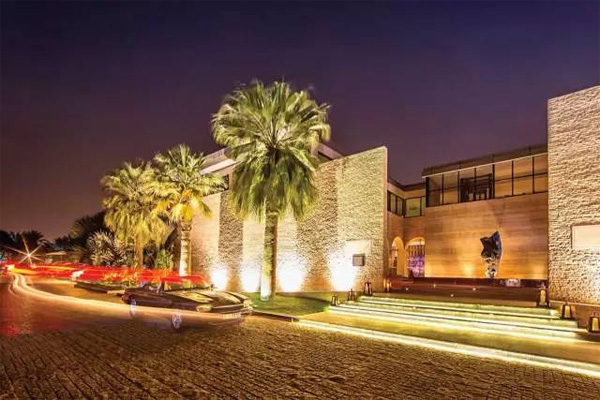 从Desert Palm和Armani酒店看到不一样的迪拜