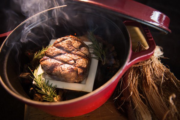 卡塔海滩船屋酒店将熟成牛肉风潮带入普吉