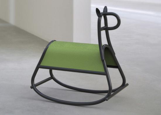 Front 设计工作室为 Gebrüder Thonet Vienna 设计的摇摆木马