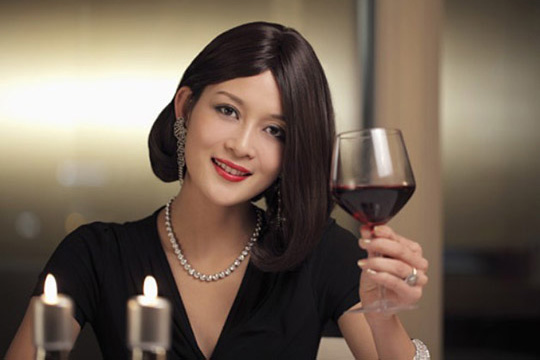 气质女人如何优雅地拿酒杯？