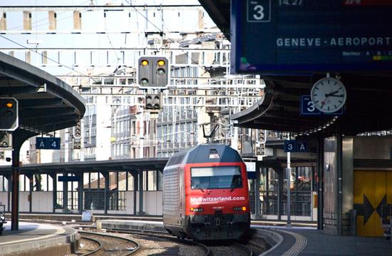 瑞士火车站台上国铁表随处可见