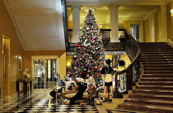 英国奢华酒店Claridge携手杜嘉班纳打造意式圣诞树