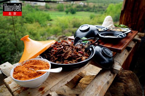 尼西村的户外野餐，黑色的器皿是尼西黑陶。