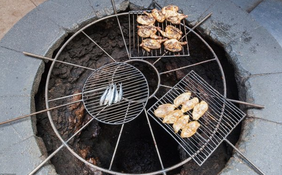 惊呆！在火山口上烧烤的餐厅