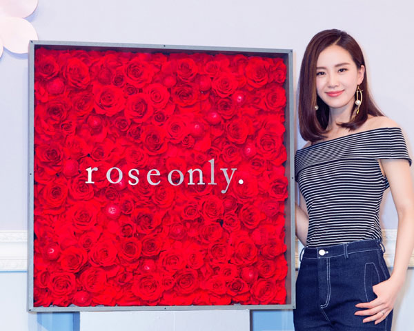 刘诗诗幸福依偎roseonly巨型定制永生玫瑰，婚礼在即难掩甜蜜