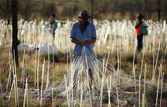 5000多盏磨砂玻璃灯彻底改变了澳大利亚内陆艾尔斯岩的风貌