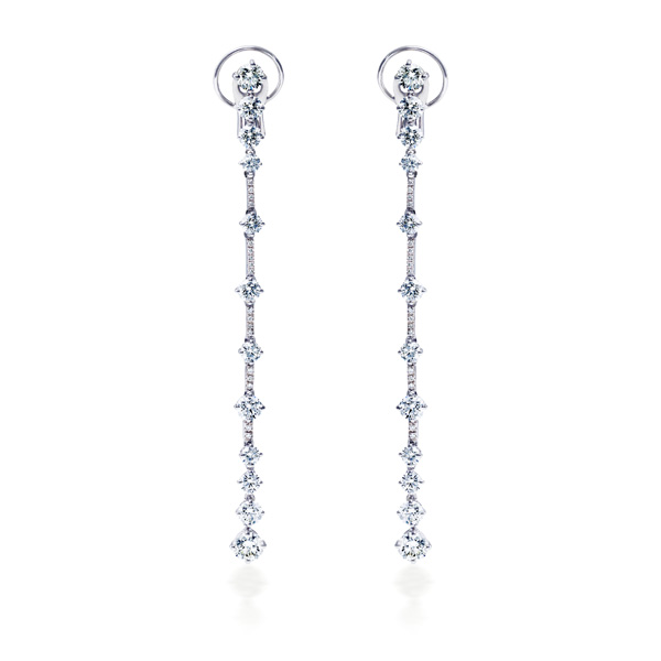 金晨佩戴戴比尔斯优雅现身北京国际马术大师赛