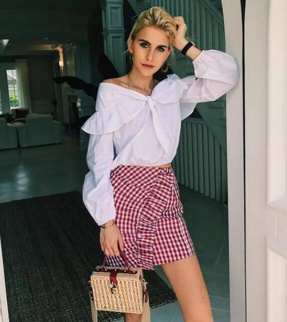 白色长袖衬衫 格纹超短裙