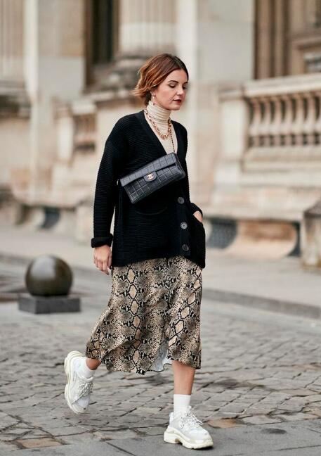 黑色的针织开衫 蛇纹半身裙