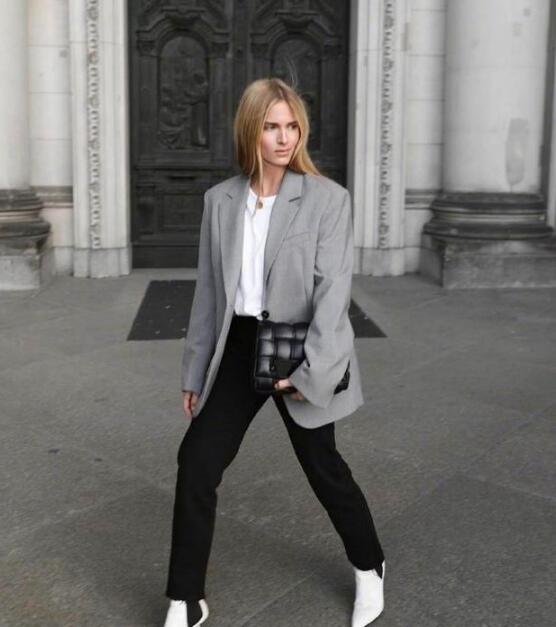 灰色西服 黑色裤子