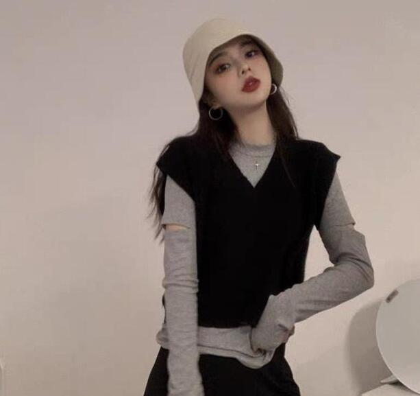 T恤外面套一个黑色的背心