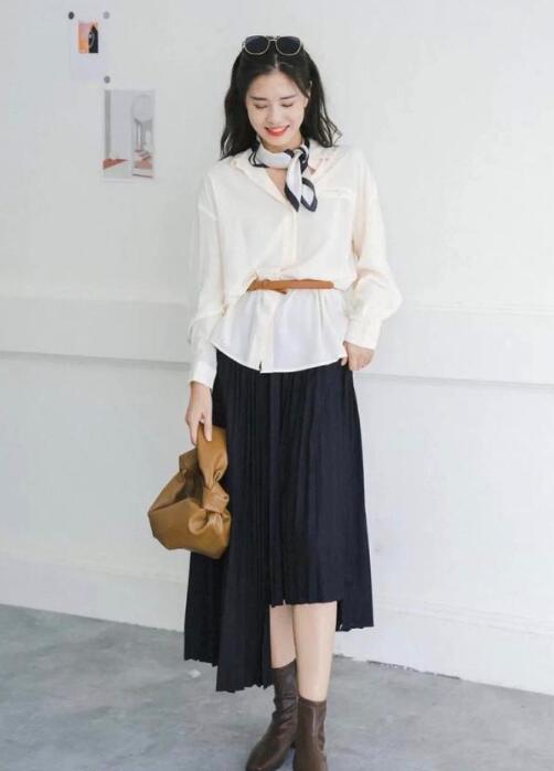 白衬衣 百褶裙
