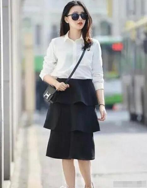 白衬衫 黑色裙子