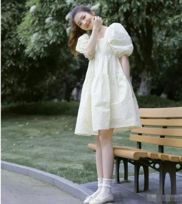 鹅黄色蛋糕裙 米色单鞋