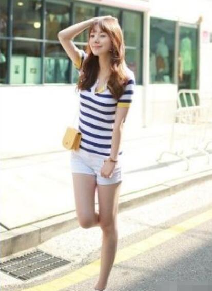 白短牛仔 蓝白条T恤