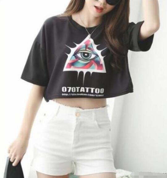 白色短牛仔 黑色T恤