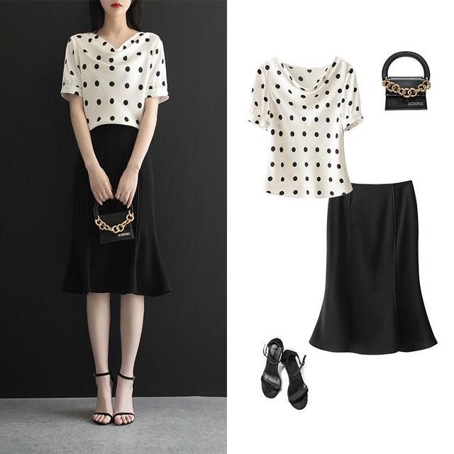 波点雪纺上衣 黑色半身裙
