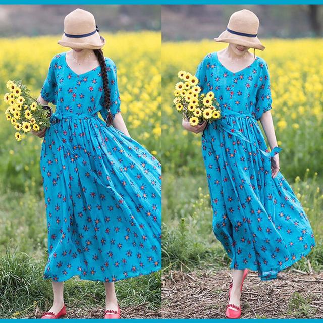 蓝色小碎花连衣裙 红色圆头小皮鞋