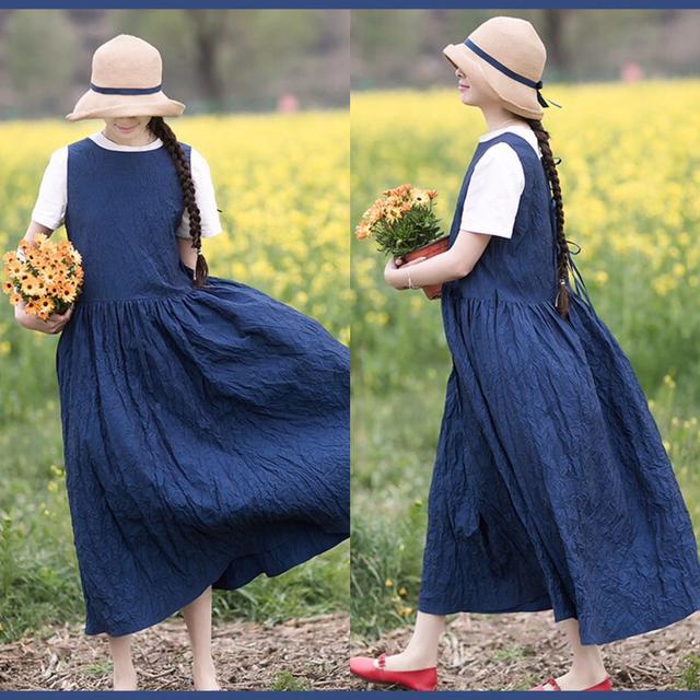 白色短T恤 深蓝色无袖连衣裙