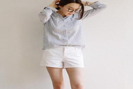 女士白色短裤 格纹衬衫