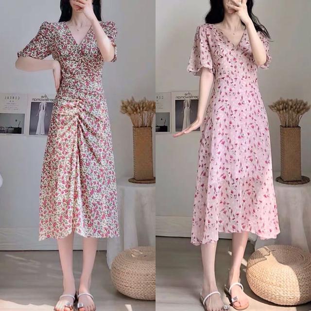 红色小碎花抽褶连衣裙 夏日凉鞋