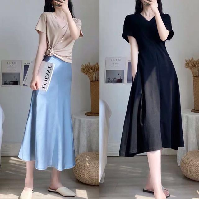 黑色的V领连衣裙 黑色平底凉鞋