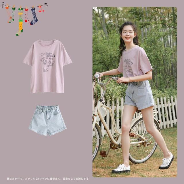 粉色圆领T恤 牛仔短裤