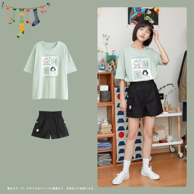 绿色印花T恤 黑色休闲短裤