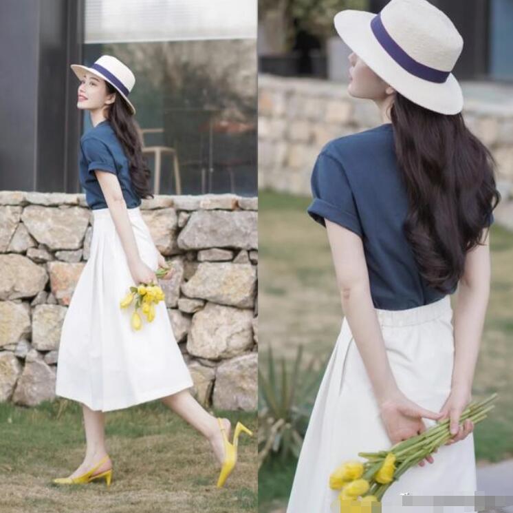 白色半身裙 蓝色T恤