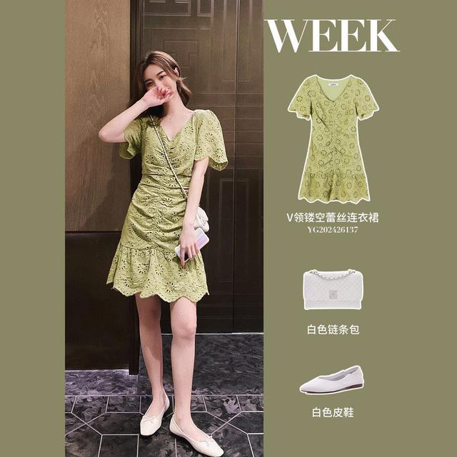 V领镂空蕾丝连衣裙 白色皮鞋
