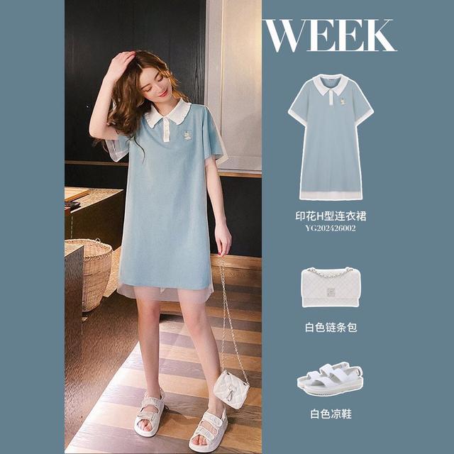 印花H型连衣裙 白色凉鞋