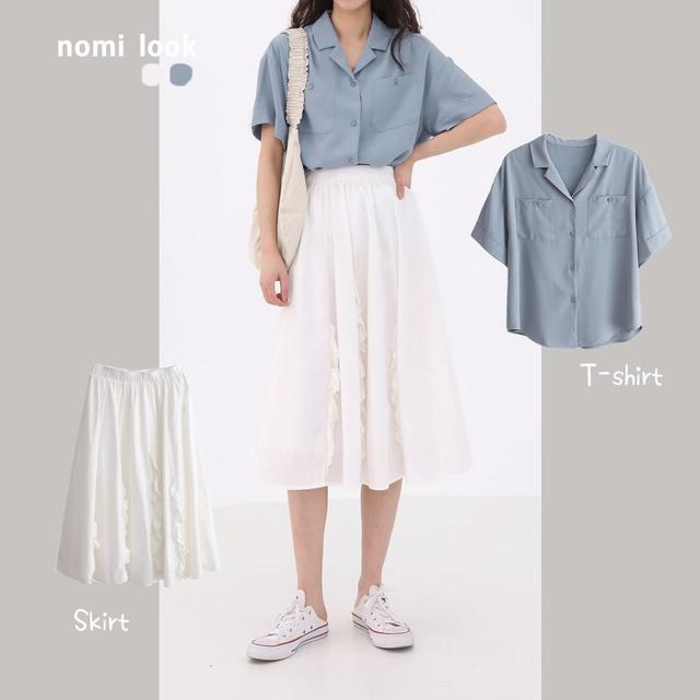 浅蓝色西装上衣 白色百褶裙