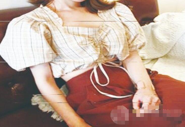 抽绳上衣 红色半身裙