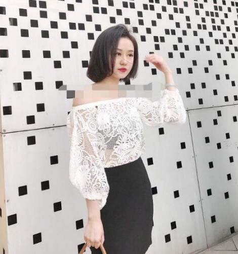 一字肩加上蕾丝元素的上衣搭配短裙
