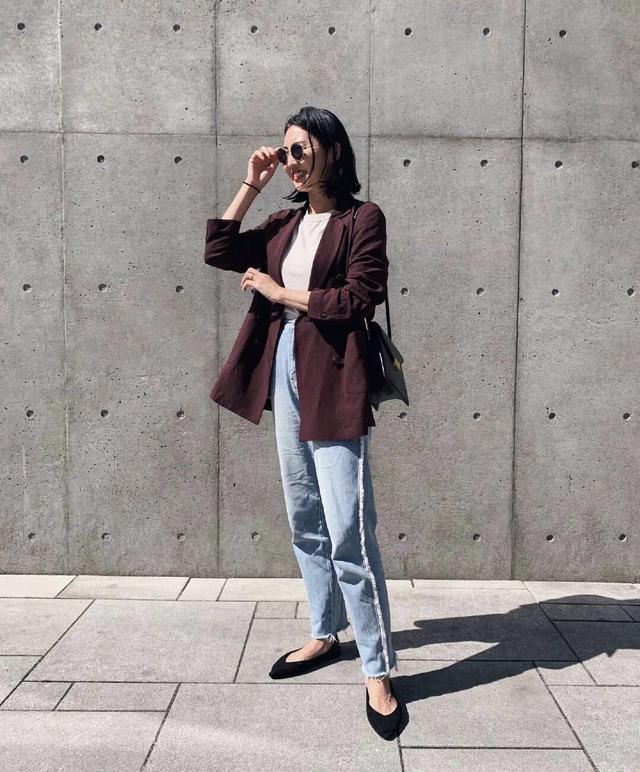 褐色西装外套 白色T恤 蓝色牛仔裤