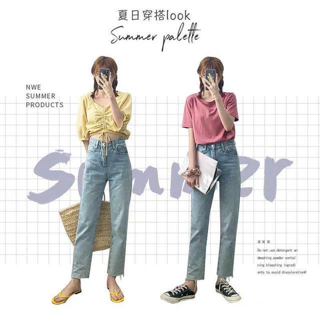 粉红色T恤 九分高腰牛仔裤