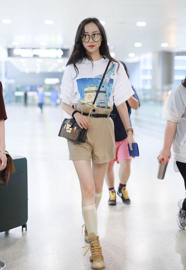 束腰短裤 浅色短袖