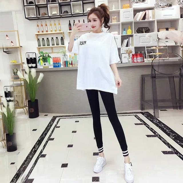 字母T恤 休闲裤 小白鞋