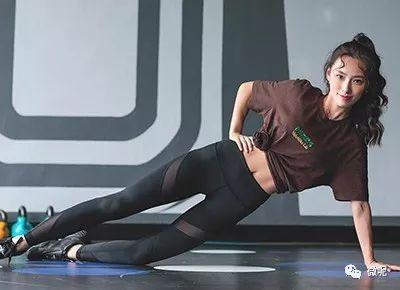 短袖T恤 紧身运动裤 运动鞋