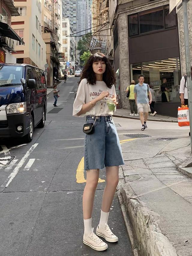 灰色T恤 牛仔短裤 运动鞋