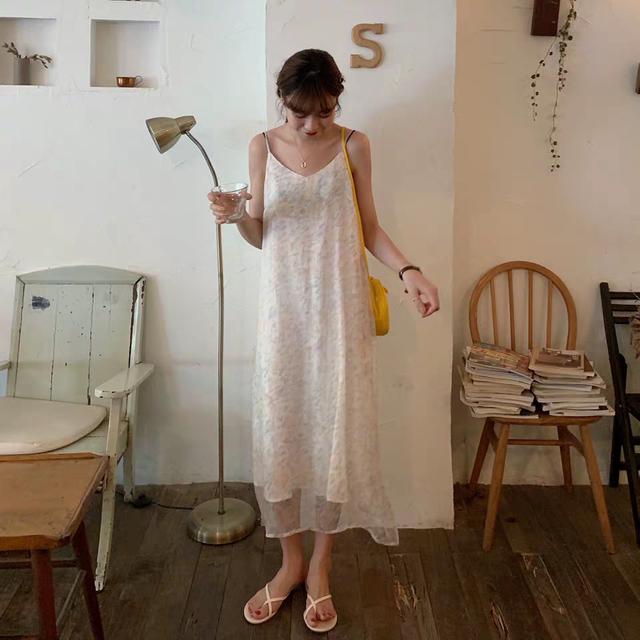 吊带长裙 白色人字拖