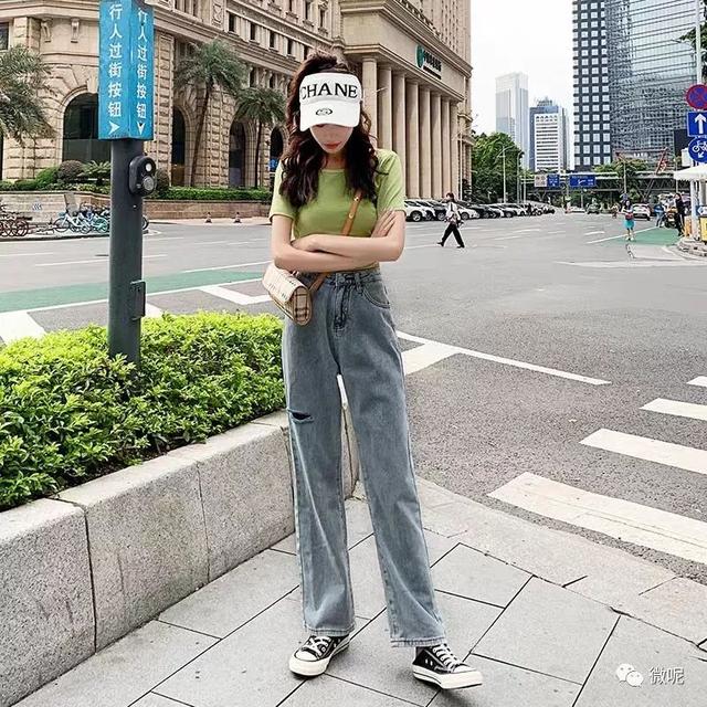 短款上衣 破洞阔腿裤 帆布鞋