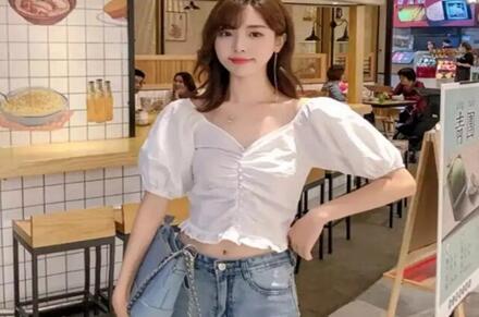 少女泡泡袖上衣