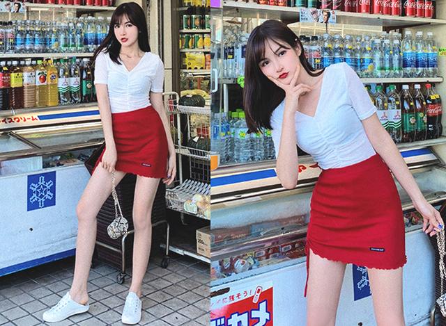 正红色针织包臀裙 白色V领针织上衣