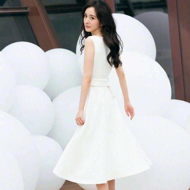 轻薄无袖小白裙